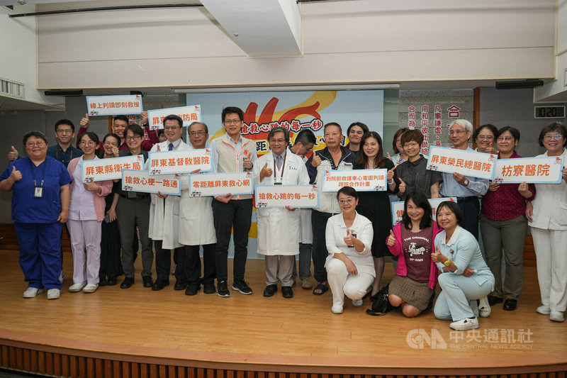 衛生福利部中央健康保險署2024年起擴大推動「到院前救護車心電圖判讀跨院合作計畫」,17日在屏東基督教醫院發表成果,屏基成功救回的洪姓患者(2排右6)也到場參與。中央社記者黃郁菁攝 114年11月17日