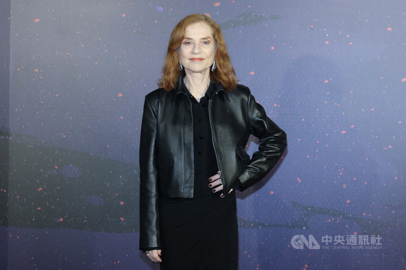 法國傳奇影后伊莎貝雨蓓（Isabelle Anne Madeleine Huppert）17日下午在台北松仁威秀出席金馬影展「女富豪的美麗與哀愁」映後活動，以黑色皮衣造型亮相。中央社記者翁睿坤攝　114年11月17日