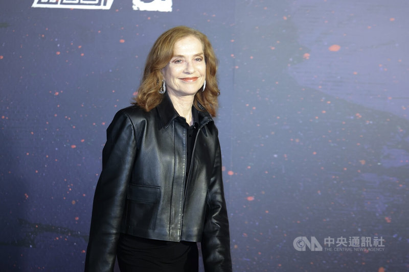 法國影后伊莎貝.雨蓓(Isabelle Huppert)(圖)來台,17日在台北松仁威秀出席金馬影展「女富豪的美麗與哀愁」映後活動,離去時向媒體朋友微笑致意。中央社記者翁睿坤攝 114年11月17日