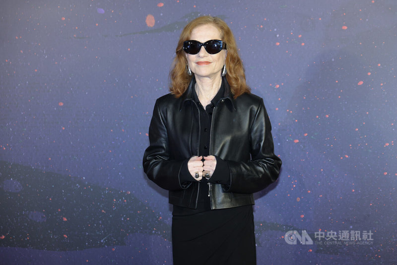 法國傳奇影后伊莎貝雨蓓(Isabelle Anne Madeleine Huppert)17日下午在台北松仁威秀出席金馬影展「女富豪的美麗與哀愁」映後活動,黑色套裝搭配皮衣、墨鏡展現率性魅力。中央社記者翁睿坤攝 114年11月17日