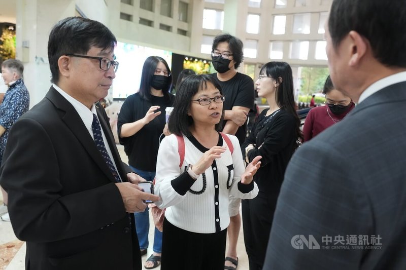 兒童燙傷基金會執行長黃惠芬(中)17日指出,過往國內調查發現,雖然民眾普遍知道燙傷後要沖脫泡蓋送,但第一個步驟「沖」的時間卻嚴重不夠,達15分鐘以上才能有效避免後續皮膚損傷。中央社記者徐肇昌攝 114年11月17日