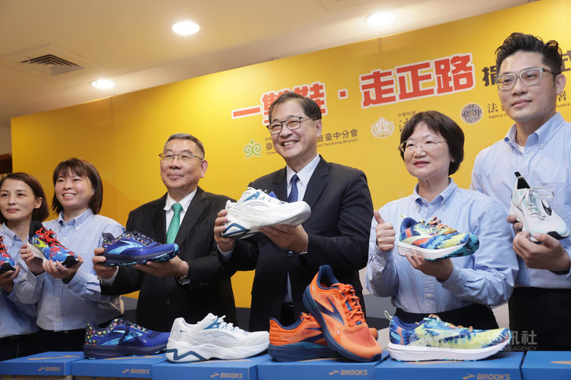 台灣更生保護會台中分會「一雙鞋、走正路」計畫贈鞋儀式17日下午在法務部舉行,部長鄭銘謙(右3)出席,感謝活動發起人、更保台中分會主任委員廖學從(左3)「溫暖有愛」的善舉,將自己一個細微的觀察,化為全國性的關懷行動。中央社記者裴禛攝 114年11月17日