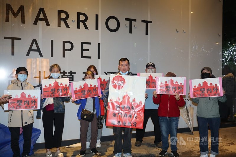 瓦城泰統集團旗下中和工廠將搬遷至桃園中壢，引發員工陳情抗議。圖為集團17日晚間於台北萬豪酒店舉行晚會，員工到場舉起寫有「朱門酒肉臭 路有凍死骨」的標語表達不滿。中央社記者翁睿坤攝　114年11月17日