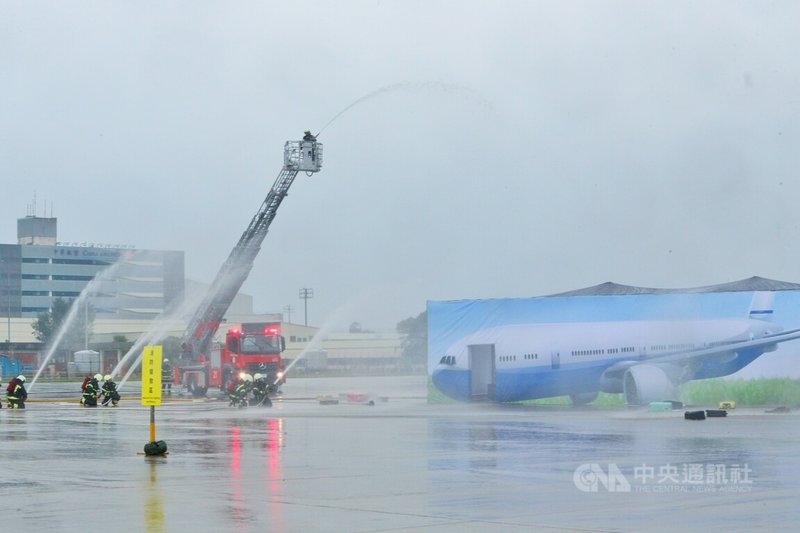桃園國際機場公司17日辦理「114年度空難災害防救演習」，模擬客機在跑道降落後，因液壓系統故障衝出跑道引發火警造成旅客受困；機場公司隨即成立緊急應變小組並暫停起降，各單位立即投入滅火、搶救及旅客疏散，啟動大量傷患救護及後送作業。中央社記者吳睿騏桃園機場攝　114年11月17日