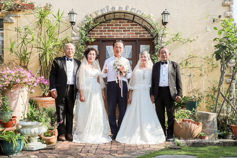 嘉義縣東石鄉蔦松社區「長者圓夢婚紗日」17日溫馨登場，10名長者梳妝打扮、穿上美麗禮服，圓了年輕時未實現的夢，縣長翁章梁（中）受邀到場見證。中央社記者蔡智明攝　114年11月17日