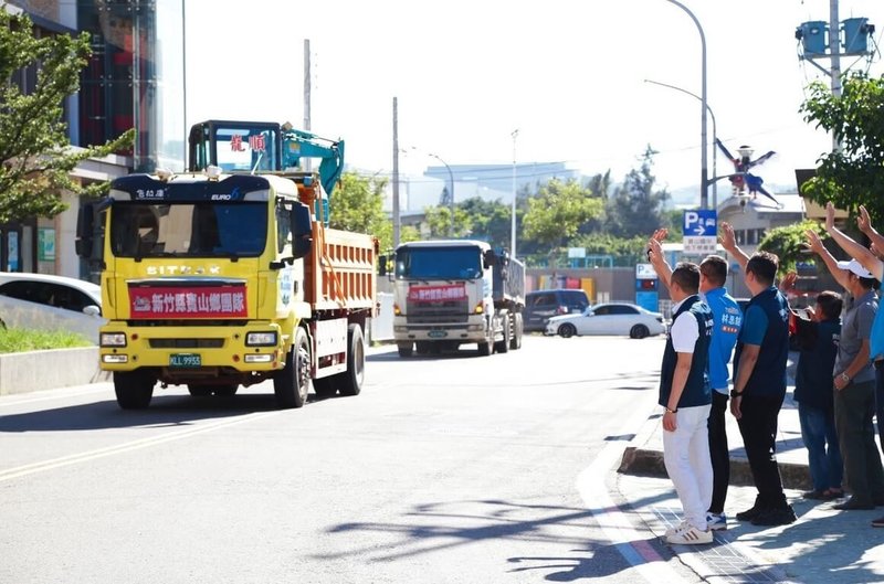 新竹縣寶山鄉公所清潔隊與志工日前至花蓮縣光復鄉助災後環境復原，支援家戶垃圾清運與街道整理等，首波行動暫時告段落，未來若地方有需求，將立即動員協助。（寶山鄉公所提供）中央社記者郭宣彣傳真　114年11月17日