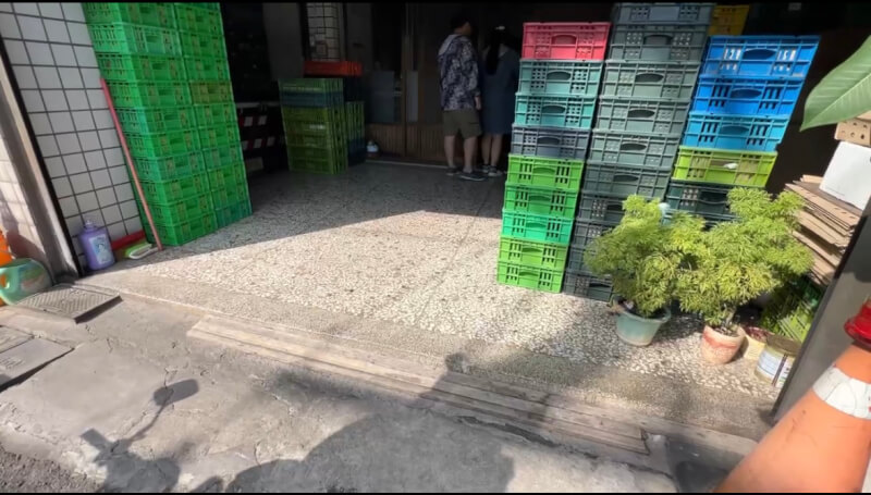 曾進貨芬普尼蛋的台中市龍忠蛋行16日未開店，有民眾前往退蛋撲空。（民眾提供）中央社記者趙麗妍傳真　114年11月17日