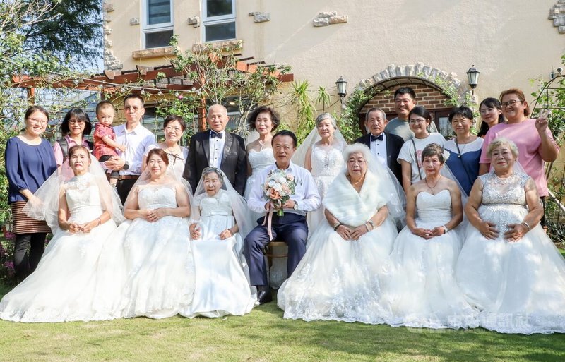 嘉義縣東石鄉蔦松社區17日舉辦「長者圓夢婚紗日」，10名長者在專業婚紗團隊協助下，穿上心中最嚮往禮服，縣長翁章梁（前中）到場見證溫馨一刻，並與長輩們留影。中央社記者蔡智明攝　114年11月17日