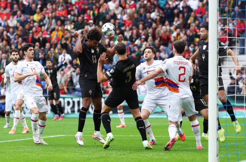 葡萄牙隊陣中韋加（背號13號）16日攻入首球，率先打破僵局。（路透社）