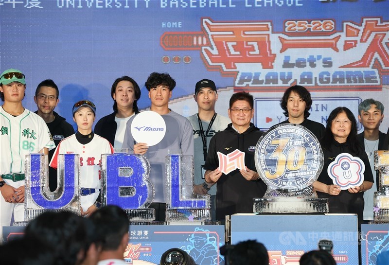 114學年度UBL大專棒球聯賽開賽記者會17日下午在運動部舉行，運動部次長洪志昌（右4）、大專體總會長王淑音（右2）等人出席合影。中央社記者謝佳璋攝  114年11月17日