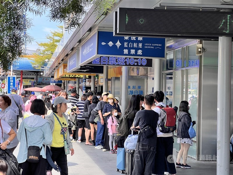 圖為東港碼頭外候船旅客。（中央社檔案照片）