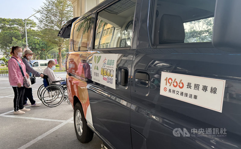 為讓有長期照顧需求者能快速獲得協助，除撥打長照專線1966，高雄市衛生局也於社區設置「長照守護站」，建置多元長照申請管道。中央社記者董俊志攝　114年11月17日