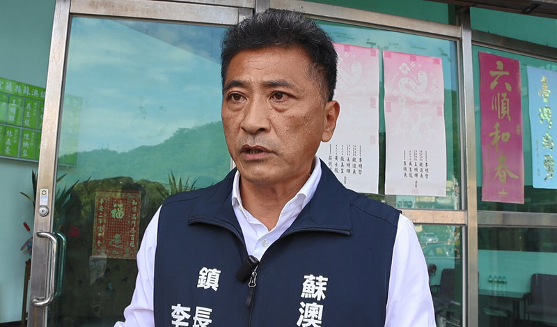 颱風鳳凰襲台造成宜蘭縣蘇澳鎮大淹水，獨居的78歲黃姓婦人不幸在住家溺斃，家屬質疑公所延誤向縣府和中央通報死亡。鎮長李明哲（圖）17日受訪時，向死者及家屬致歉，將深切檢討，並改善通報流程。（蘇澳鎮公所提供）中央社記者王朝鈺傳真　114年11月17日