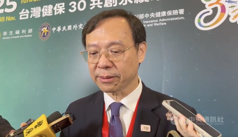 衛生福利部長石崇良（圖）17日聽聞恩師、醫師作家陳耀昌過世表示，陳耀昌離世對台灣非常可惜，「我沒有辦法再諮詢他了」；說到這裡，石崇良眼眶泛淚。中央社記者陳婕翎攝　114年11月17日