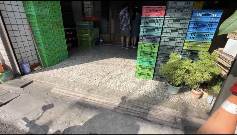 曾進貨芬普尼蛋的台中市龍忠蛋行16日未開店，有民眾前往退蛋撲空。蛋行老闆17日強調，週日有許多事情要處理，要換蛋、退款都接受，現在的蛋都安全。（民眾提供）中央社記者趙麗妍傳真　114年11月17日