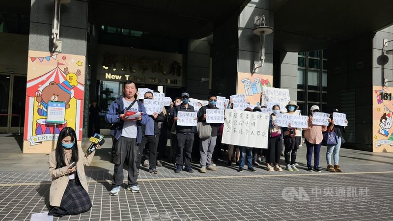 瓦城集團中和工廠將遷至桃園市中壢，有員工質疑距離過遠且資遣費審查標準未公開透明，多名員工17日到新北市政府前陳情。中央社記者王鴻國攝 114年11月17日