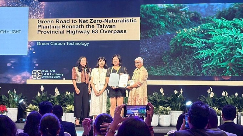 交通部公路局以「綠境之路．淨零之初-台63線高架橋下自然綠化」獲IFLA-APR LA Awards 2025國際景觀大獎競賽「維護管理類」（Maintenance）佳作（Honourable Mention），公路局代表在印度領獎。（公路局提供）中央社記者余曉涵傳真　114年11月17日