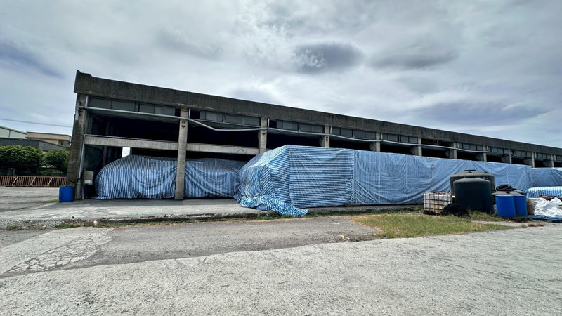 無黨籍宜蘭縣議員邱素梅17日質疑，縣府委託處理斃死畜禽化製，業者堆放5000個桶子散發惡臭。農業處表示，現場桶子內已處理成液肥，沒有斃死豬雞鴨。（宜蘭縣環保局提供）中央社記者王朝鈺傳真　114年11月17日