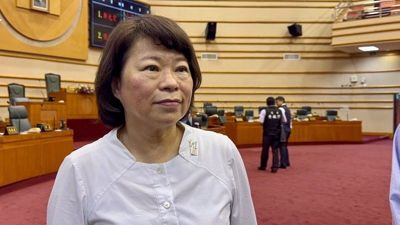 中央普發現金新台幣1萬元上路，嘉義市議會定期會決議通過建議市府研議「加碼」普發現金3000元。對此，市長黃敏惠（前）17日表示，「我當然也想發，如果法令許可，不只3000元，每位市民普發6000元都沒有問題」，只是須符合法令及程序。（嘉義市府提供）　中央社記者姜宜菁傳真　114年11月17日