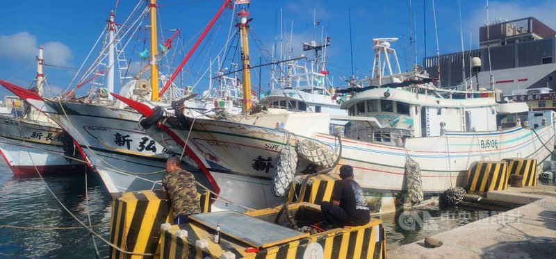 馬公第二漁港加油站碼頭，因碼頭高程較低，水域靜穩差，每逢大潮會溢淹堤面，加上斜坡岸壁設計，造成漁船碰撞受損，114年投入新台幣3000多萬元進行鋪面加高與岸壁調整等改善工程。中央社  114年11月17日