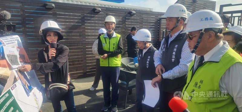 馬公第二漁港進行碼頭改善工程,原本7條漁船加油管線因而減少到只剩3條油管,影響漁船加油;澎湖縣長陳光復(前右起)、議長陳毓仁等人17日實地會勘,中油同意增設1條臨時加油線,紓解漁船加油等候時間。中央社 114年11月17日