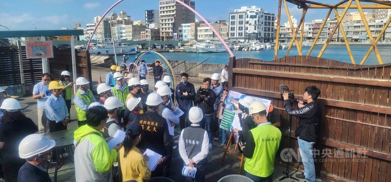 澎湖縣議長陳毓仁等議會人員17日現地會勘第二漁港加油站碼頭改善工程等,縣長陳光復率局處首長共同進行實地考察。中央社 114年11月17日