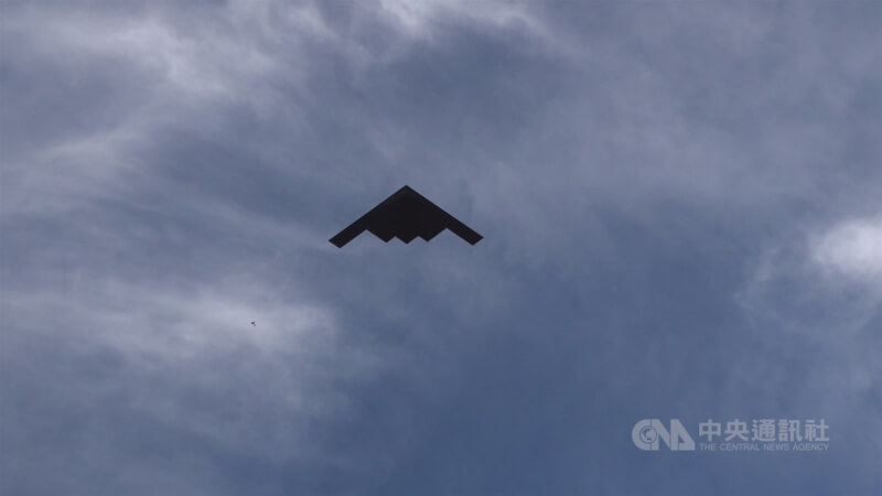 圖為一架美國空軍B-2匿蹤轟炸機為2024年玫瑰花車遊行揭開序幕。（中央社檔案照片）