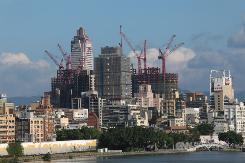 圖為台北地標新光三越大樓周邊建案林立。（中央社檔案照片）