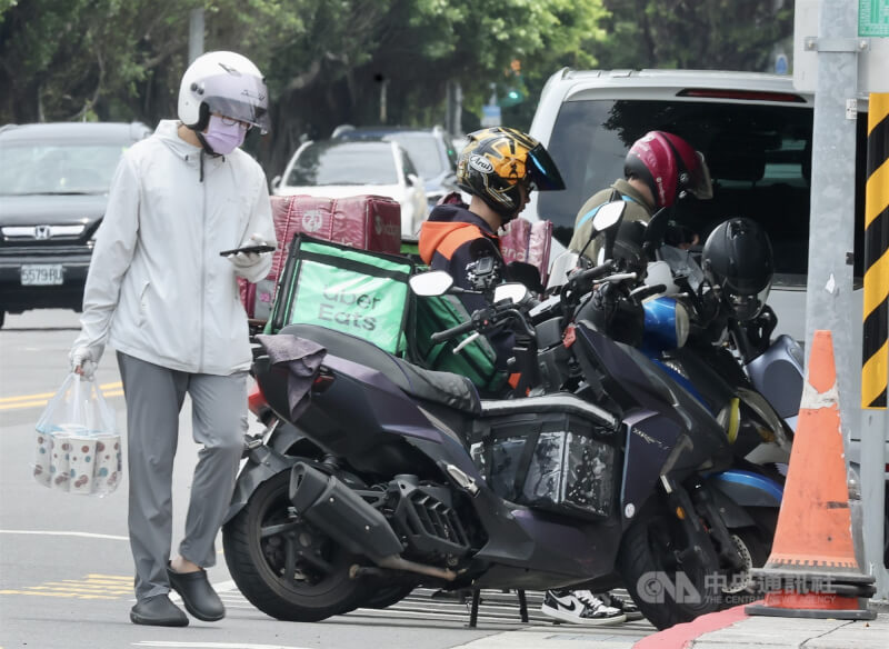 圖為台北市中正區街頭上工的外送人員。（中央社檔案照片）
