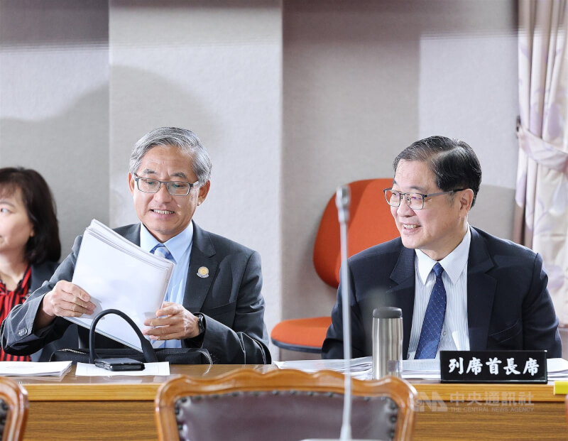 立法院司法及法制委員會17日邀請法務部長鄭銘謙（右）、調查局長陳白立（左）等人就「中油三接浮報工程款爭議及近年來國營事業貪瀆案件查處成效」進行專題報告，並備質詢。中央社記者郭日曉攝　114年11月17日