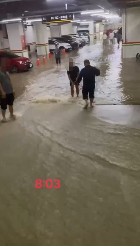 颱風鳳凰帶來豐沛雨水，灌入煙波飯店蘇澳四季雙泉館地下室，造成30餘輛車泡水，有受災住客指飯店以「待第三方認定責任」為由反覆推託，未提賠償機制。煙波集團表示，釐清權責後會承擔應負責任絕不推諉。（葉家瑄律師事務所提供）中央社記者王朝鈺傳真　114年11月17日