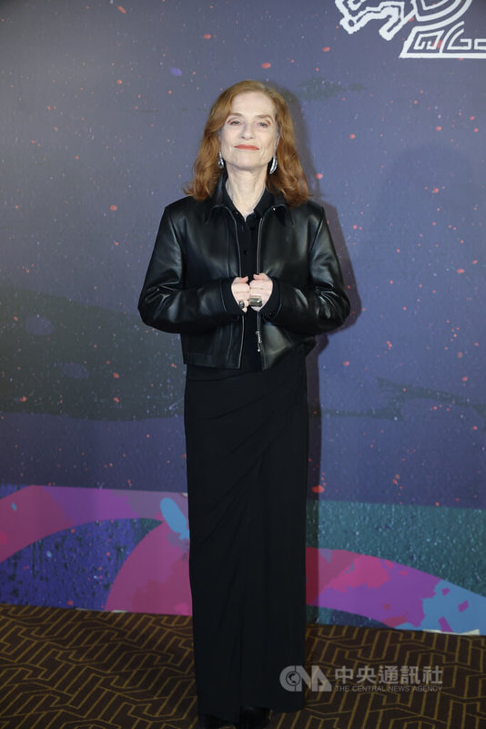 金馬影展「女富豪的美麗與哀愁」映後活動17日下午在台北松仁威秀舉行,法國影后伊莎貝.雨蓓(Isabelle Huppert)(圖)出席,於背板前留影。中央社記者翁睿坤攝 114年11月17日