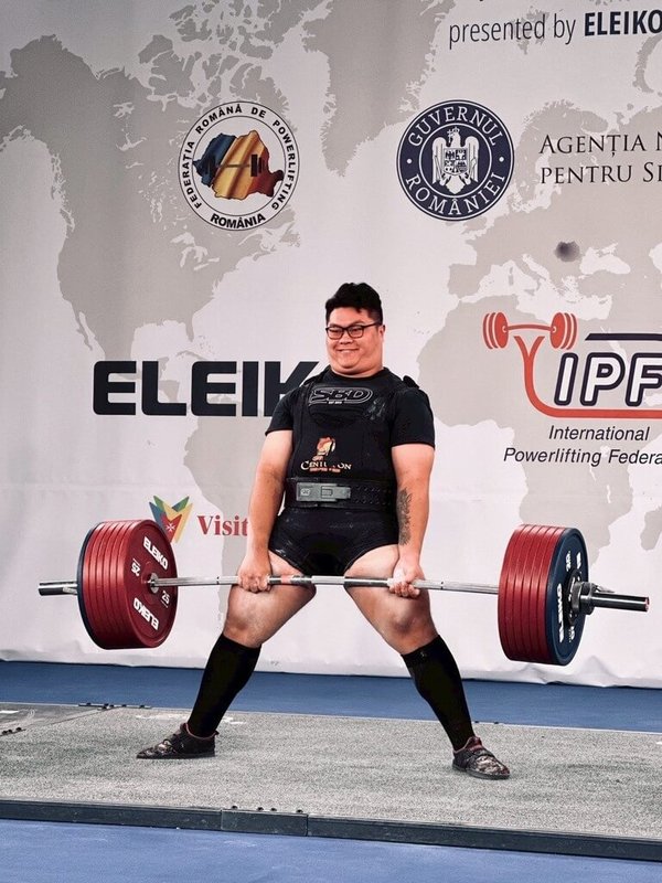 在羅馬尼亞克舉行的世界公開裝備健力錦標賽，台灣好手巫翊俅在男子組120以上公斤級的硬舉項目，以380公斤技壓群雄摘下金牌。（運動部提供）中央社記者陳容琛傳真　114年11月17日