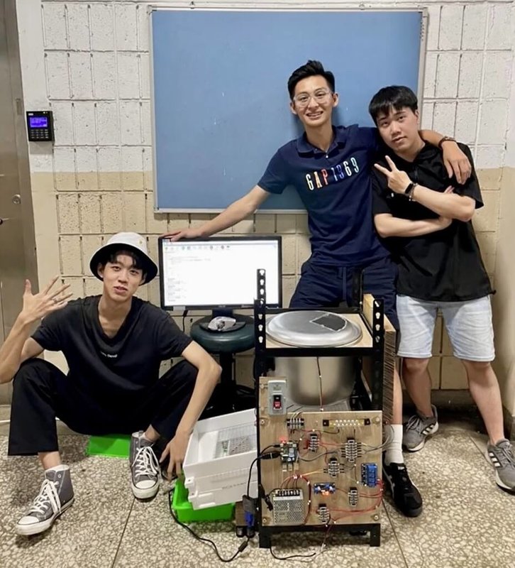 台北科技大學團隊打造「黑水虻智慧循環養殖系統」，結合AI與自動化控制，將廚餘與畜禽糞便轉化為可製成家禽、魚類的飼料，避免哺乳類間的病毒傳播。（北科大提供）中央社記者許秩維傳真  114年11月17日