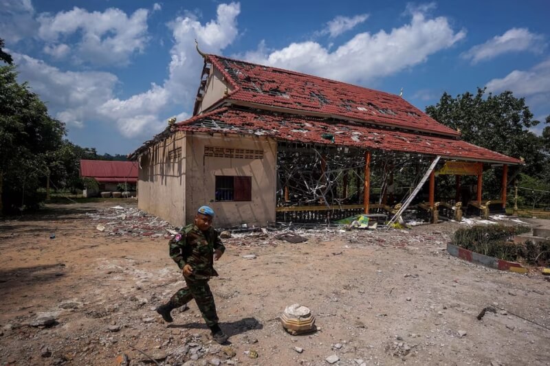 泰柬情勢升溫，外交部領務局更新泰國旅遊警示為「黃色注意」。圖為8月1日一名柬埔寨士兵走過被砲火損毀的建築物。（路透社）