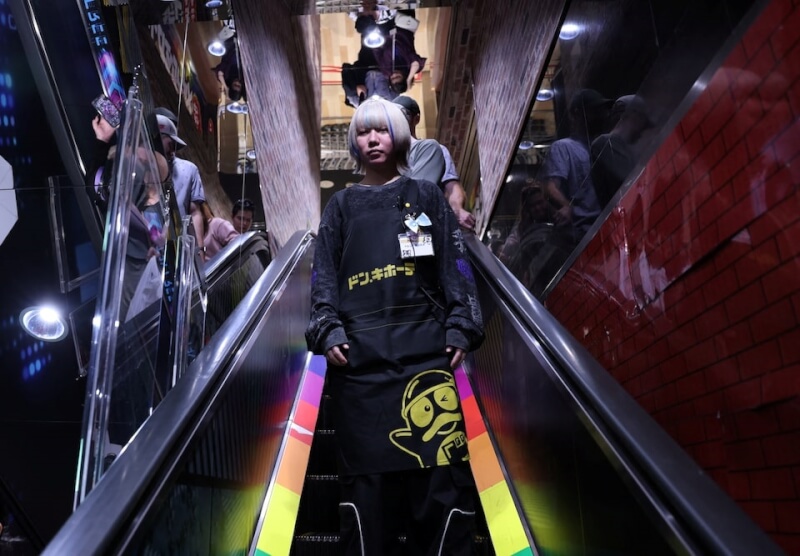 日本零售連鎖店唐吉訶德3年前放寬對髮色與指甲油的限制，目前旗下近1/4的員工擁有亮色頭髮。（路透社）