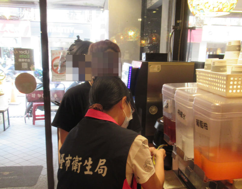 食藥署17日公布美食外送平台稽查執行結果，基隆市知名平價牛排店紅茶初抽驗檢出腸桿菌科超標，複驗數據不減反增，遭衛生局裁處新台幣3萬元。（食藥署提供） 中央社記者陳婕翎傳真　114年11月17日