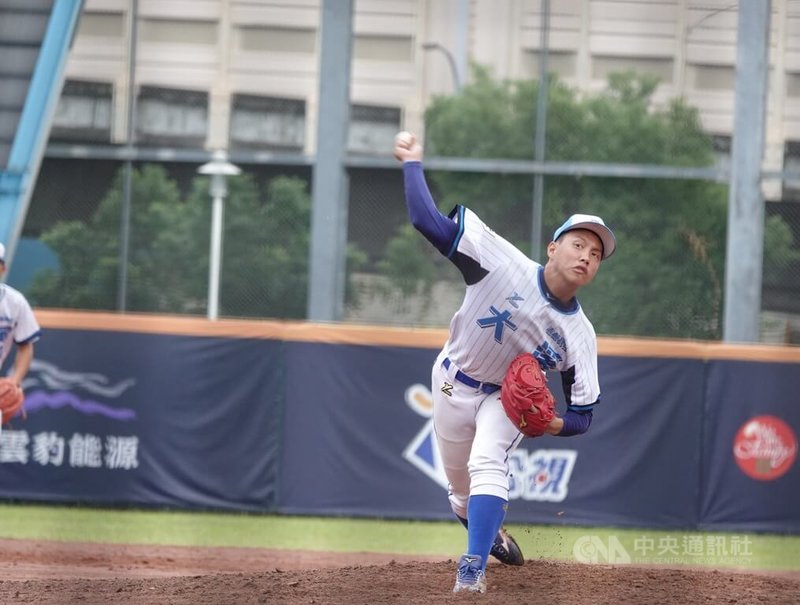 黑豹旗青棒賽大溪高中18日與花蓮體中交手展現韌性，6局下靠著接連安打攻下3分翻轉戰局，中繼投手賴謙凡（圖）4.2局穩守，大溪以3比1搶勝晉級16強。中央社記者謝靜雯攝　114年11月18日