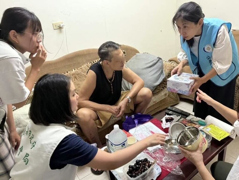 美籍龍姓男子（右2）已持有永久居留證，因積欠逾6萬元稅金未繳被扣存款，但其失業又行動不便，生活陷困境，行政執行署嘉義分署獲悉伸援贈慰問金、物質。（嘉義執行分署提供）中央社記者黃國芳傳真　114年11月18日