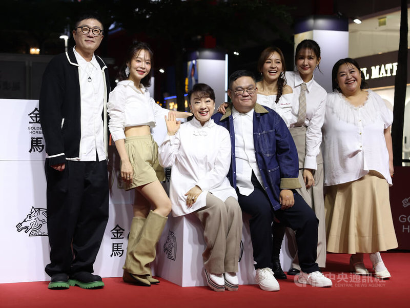 金馬影展「陽光女子合唱團」宣傳活動18日在台北舉行,導演林孝謙(右4)、編劇呂安弦(左)、演員翁倩玉(左3)、陳意涵(右3)、鍾欣凌(右)、孫淑媚(左2)、安心亞(右2)出席。中央社記者趙世勳攝 114年11月18日