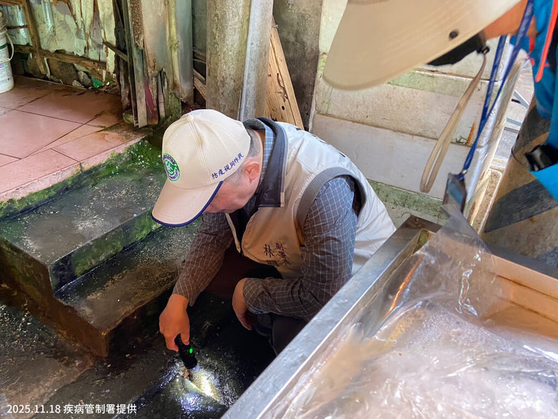 屏東縣萬丹鄉出現登革熱本土群聚疫情，共造成高雄鳳山1例、屏東萬丹2例確診。正值疫情控制關鍵期，疾管署副署長林明誠18日南下屏東，了解當地環境風險及防治工作推動情形。（疾管署提供）中央社記者曾以寧傳真　114年11月18日