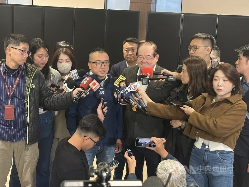 國民黨主席鄭麗文19日將與民眾黨主席黃國昌會面，國民黨秘書長李乾龍（右）與民眾黨秘書長周榆修等藍白幕僚，18日前到會場場勘。中央社記者劉冠廷攝 114年11月18日