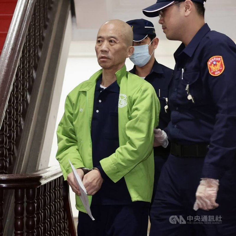 香港籍中國男子丁小琥（前左）涉吸收利誘王文豪等6名現退役軍人刺探收集軍事等機敏資料，18日遭起訴並移審。台灣高等法院晚間召開接押庭陸續訊問7人。中央社記者王飛華攝　114年11月18日