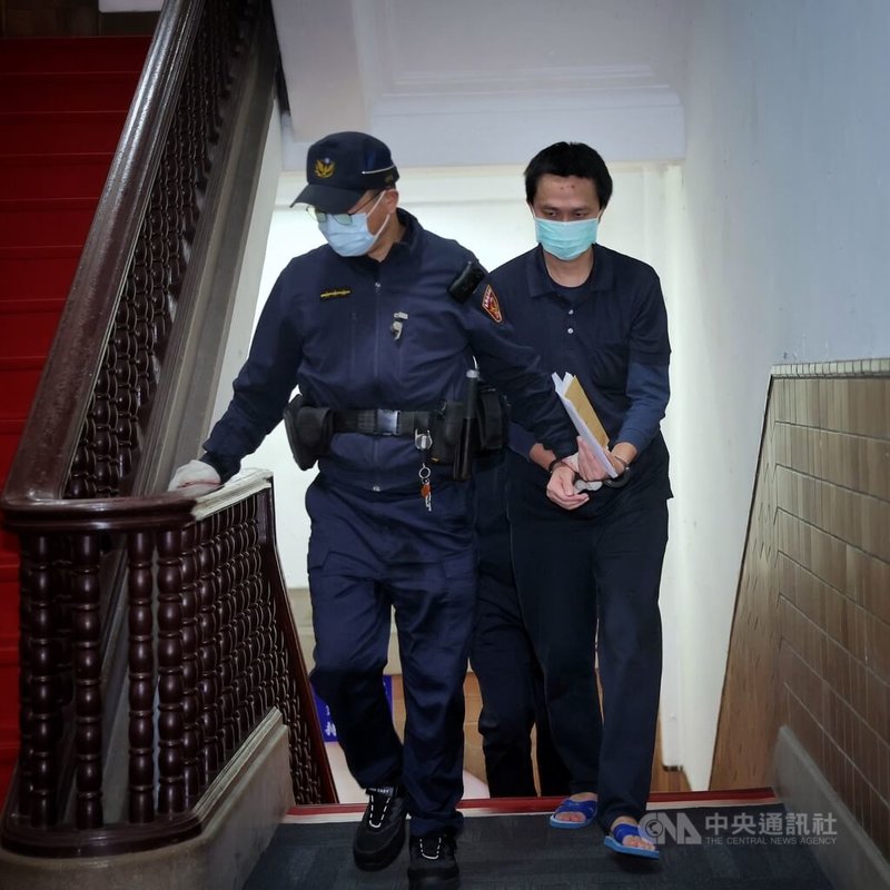 香港籍中國男子丁小琥涉吸收利誘楊博智等6名現退役軍人刺探收集軍事等機敏資料，18日遭起訴並移審。台灣高等法院晚間開接押庭陸續訊問7人。圖為楊博智（右）由法警提解到庭。中央社記者王飛華攝　114年11月18日