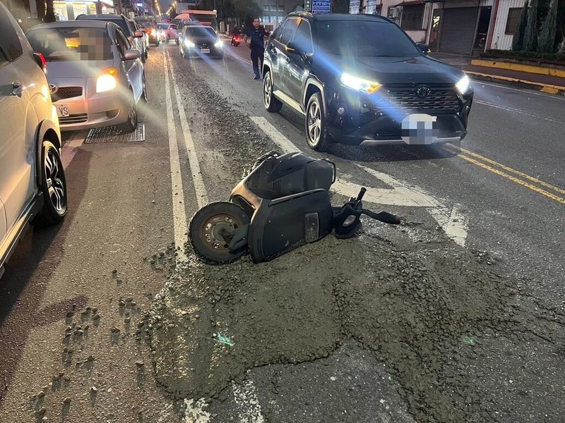 苗栗警方18日表示，1輛預拌混凝土車17日傍晚行經苗栗縣銅鑼鄉苗128線與中興路口，掉落一大坨混凝土，導致後方機車騎士閃避不及摔車受傷，經調閱監視器影像，追查出違規混凝土車司機，將開單告發。（警方提供）中央社記者管瑞平傳真　114年11月18日