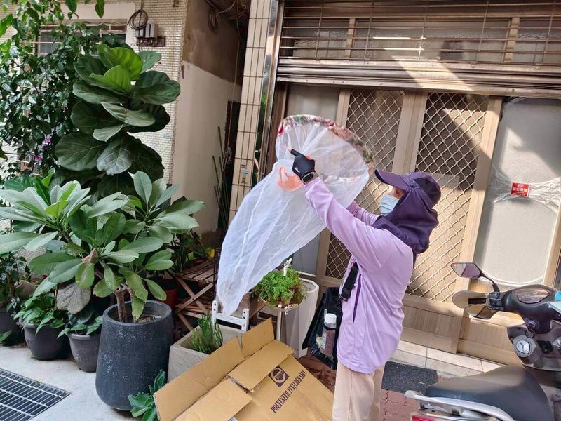 台南市出現今年第17例登革熱境外移入病例，個案是30多歲菲律賓籍男子，11月到越南探親時發病。衛生局已加強社區環境掃蚊巡查。（台南市政府提供）中央社記者張榮祥台南傳真　114年11月18日