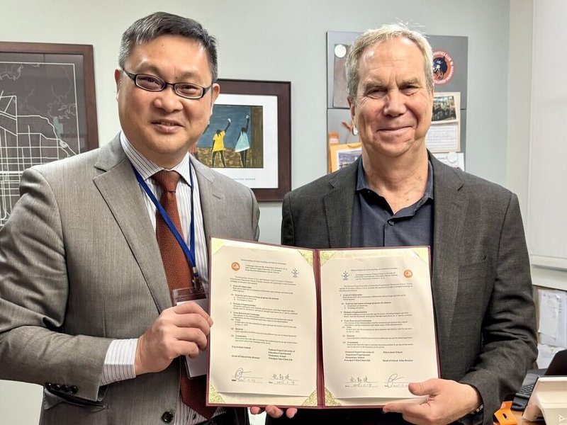 國立台北教育大學附設實驗小學校長祝勤捷（左）與加州Polytechnic小學簽署合作備忘錄。（北師附小洛杉磯校友會提供）中央社記者林宏翰洛杉磯傳真　114年11月18日