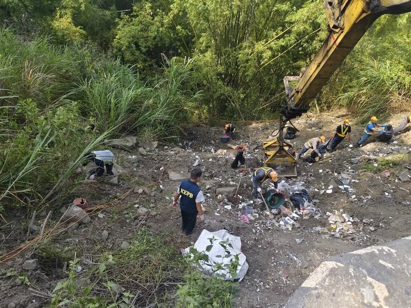 高雄燕巢月世界遭傾倒垃圾，環保局檢查發現包含台南等地10月底產生，預估為11月上旬棄置。17日調車漏夜完成坡面清理，18日再加派人力機具復原環境。（高雄市環保局提供）中央社記者洪學廣傳真　114年11月18日