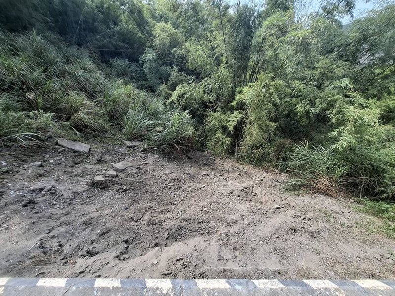 高雄燕巢月世界遭傾倒垃圾,環保局17日調車漏夜完成坡面清理,18日再加派人力機具,中午前已完成環境復原。(高雄市環保局提供)中央社記者洪學廣傳真 114年11月18日