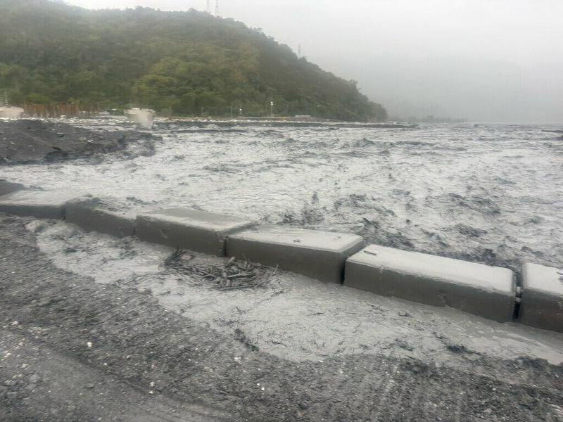 馬太鞍溪上游山區18日凌晨開始下雨，下游馬太鞍溪河川清晨水位暴漲，現場施工廠商緊急撤離河道暫停作業。（公路局提供）中央社記者李先鳳傳真　114年11月18日